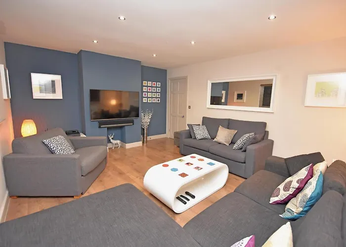 Free Parking, Stylish And Spacious Bungalow