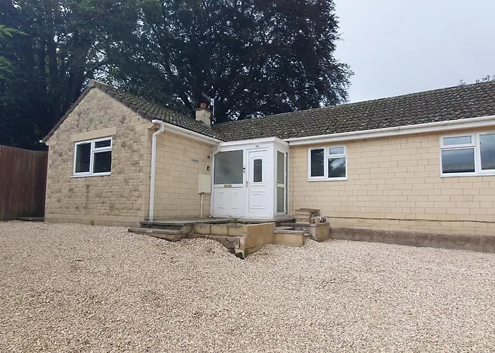 Free Parking, Stylish And Spacious Bungalow